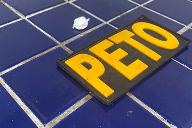 Homem com medidas cautelares é detido com cocaína no Olhos D?água em Brumado