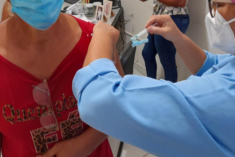 Pessoas que furarem a fila de vacinação serão processadas na Bahia, diz Sesab