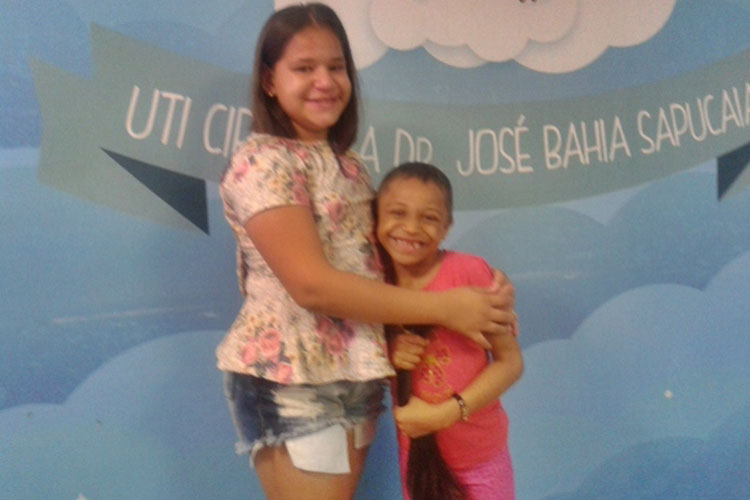 Palmas de Monte Alto: Criança doa cabelo para paciente com câncer no Hospital da Criança em Salvador