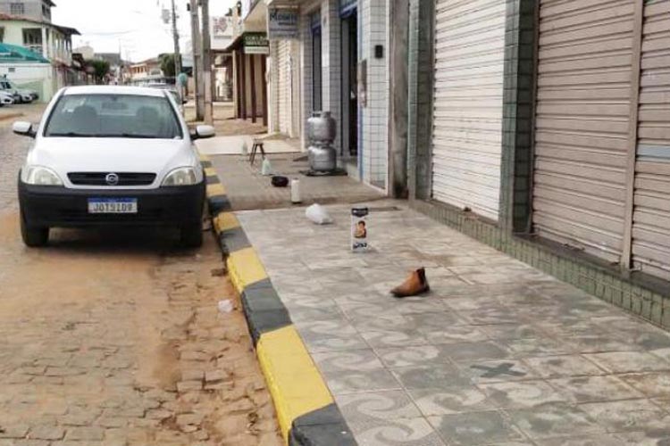 Beneficiários usam botas e até garrafa de café para marcar lugar em fila de lotérica em Piripá
