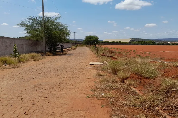 Brumado: Prefeitura faz novo aditivo para obra de campo de futebol inexistente