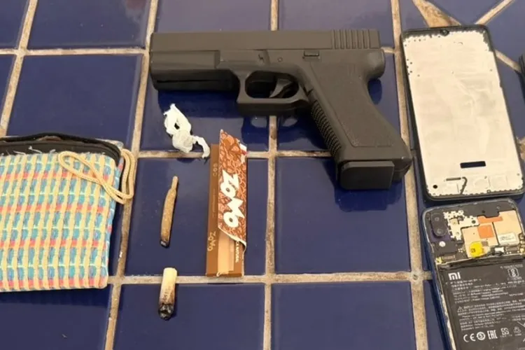 24º BPM atende briga de casal e apreende simulacro de arma e drogas em Brumado