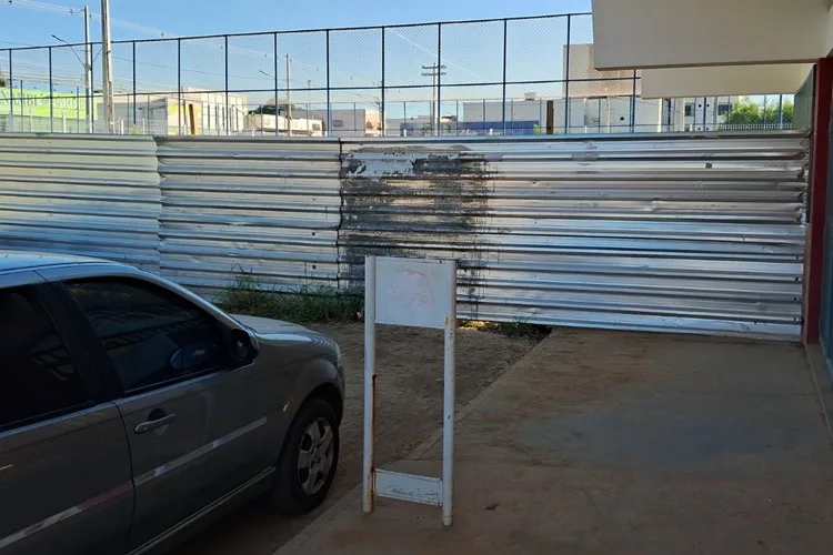 Guanambi: Com previsão de chuvas, entrada do Colégio Modelo segue com drenagem obstruída