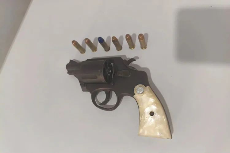 Estudante de 16 anos é apreendido com arma dentro de escola em Castro Alves