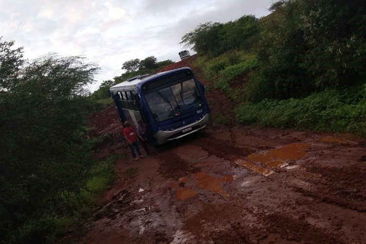 Brumado: Ônibus ficam presos na lama impedidos de levar alunos e professores às escolas