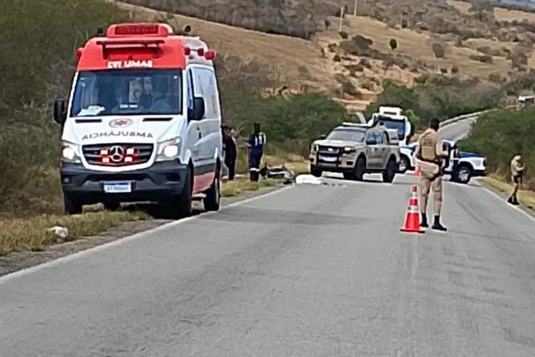 BR-030: Jovem de motocicleta morre após colisão com carreta em Brumado