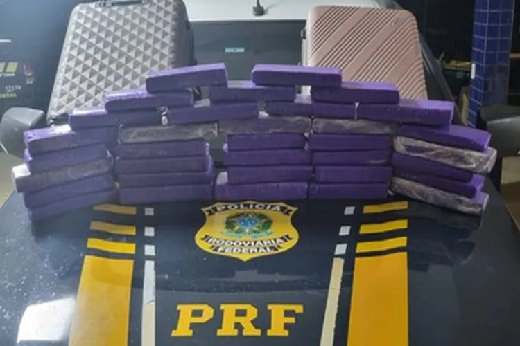 PRF apreende 25 kg de maconha em ônibus interestadual em Vitória da Conquista