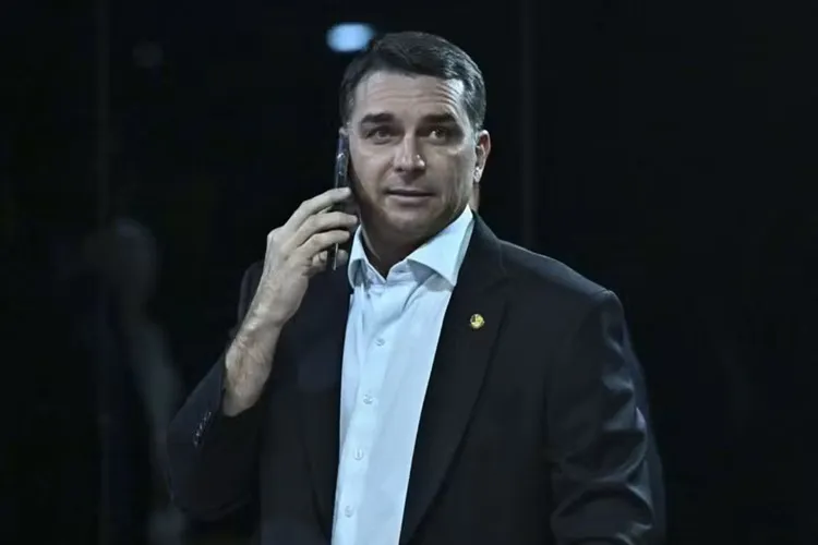 Flávio Bolsonaro é intimado pela PF a entregar passaporte