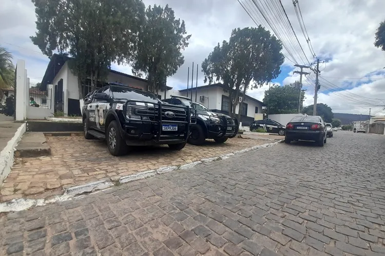 Vídeo: Bandidos amarram pai e filha, reviram casa e levam R$ 14 mil em Brumado