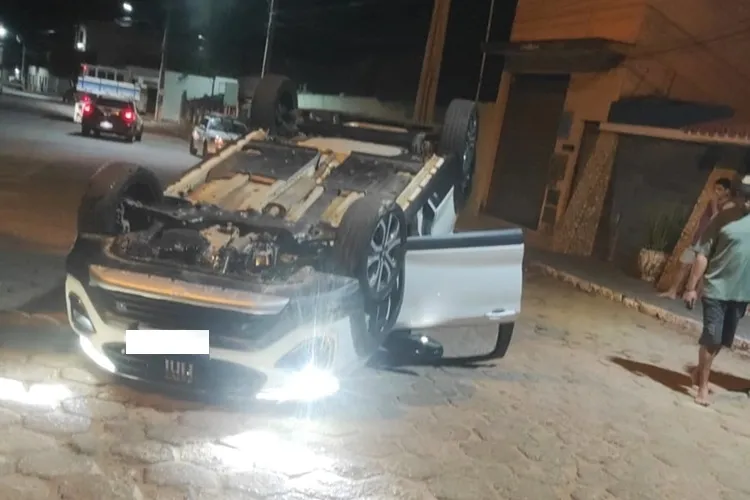 Carro tomba em Livramento de Nossa Senhora após motorista perder o controle