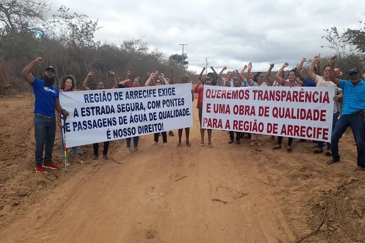 Brumado: Populares protestam e apontam má qualidade nas obras de pavimentação em Arrecife