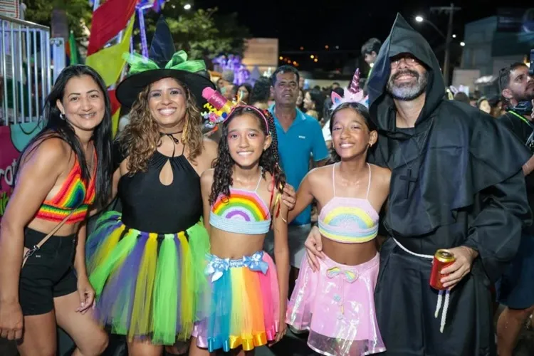 Bloco dos Fantasiados arrasta multidão no Carnaval 2026 em Brumado