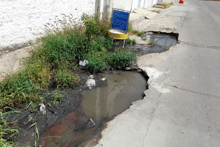 Brumado: Prefeito não conserta esgotos estourados para forçar privatização da Embasa, dispara popular