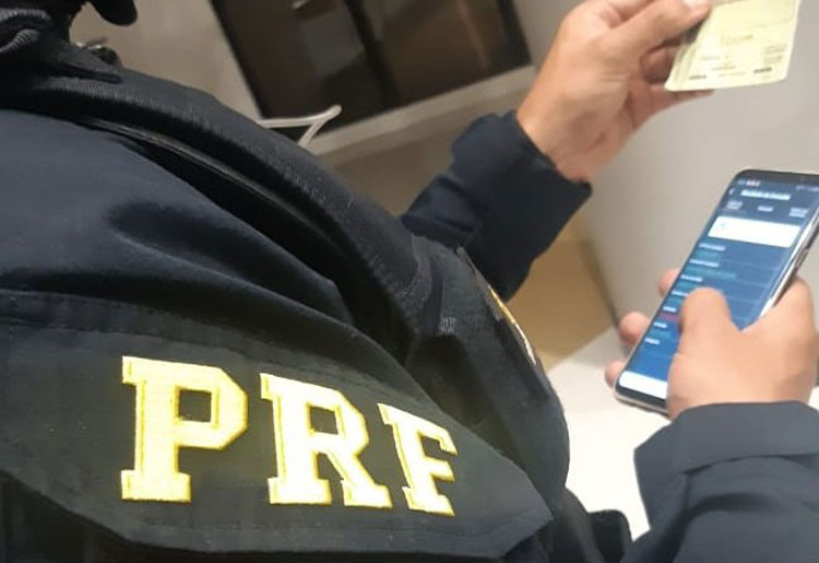 PRF prende homem por uso de CNH falsificada em Vitória da Conquista