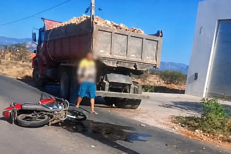 VÍDEO: Colisão entre moto e caçamba deixa dois mortos na BA-152 em Livramento de Nossa Senhora