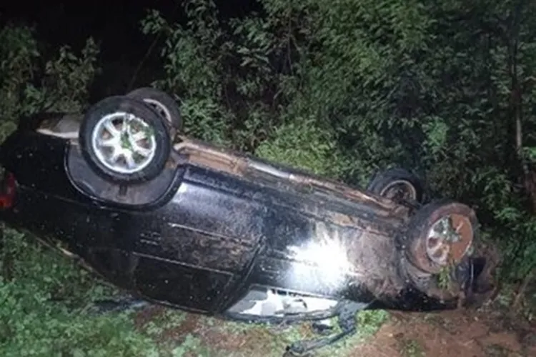 Jovem de 28 anos fica ferido após carro capotar na BR-030 em Palmas de Monte Alto