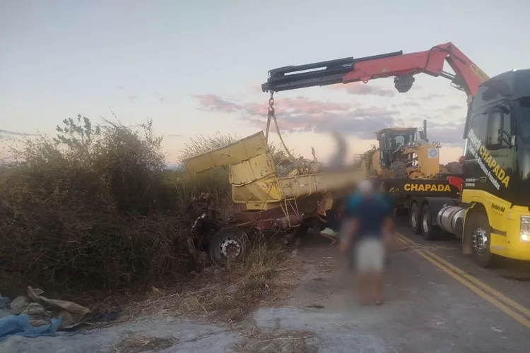 Ibipitanga: Caminhão tomba na BR-349 e motorista de 53 anos morre na hora