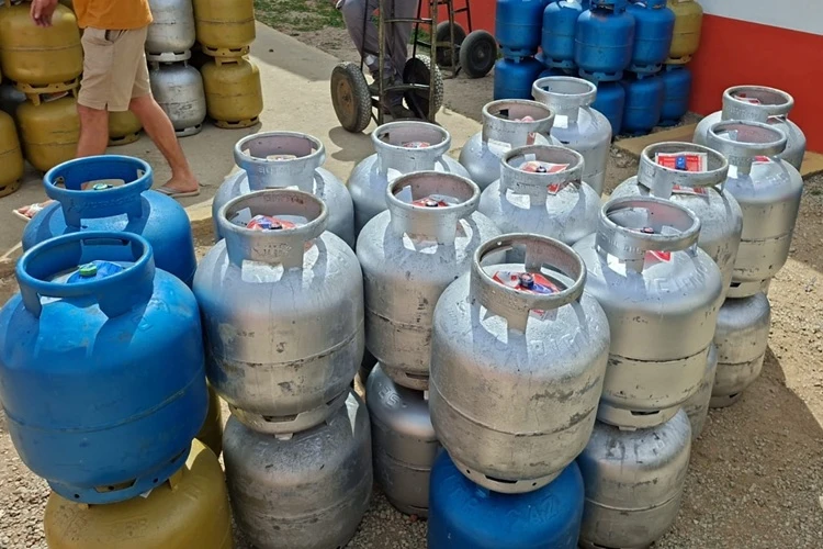 204 botijões de gás comercializados ilegalmente são apreendidos em Vitória da Conquista