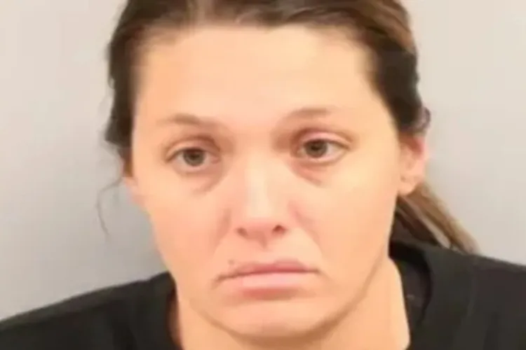 Professora é indiciada por abusar e engravidar de aluno de 13 anos