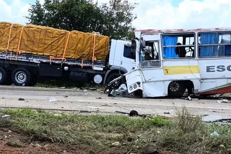 Batida entre carreta e ônibus escolar deixa três mortos em Tucano