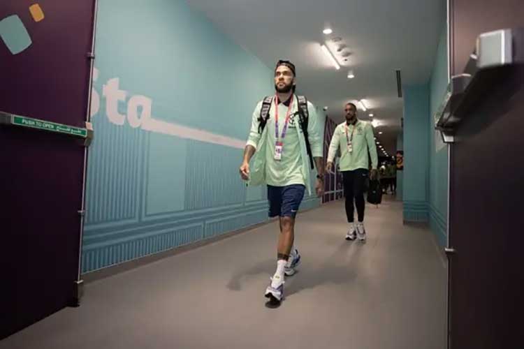 Jogador Daniel Alves é detido na Espanha após denúncia de assédio sexual