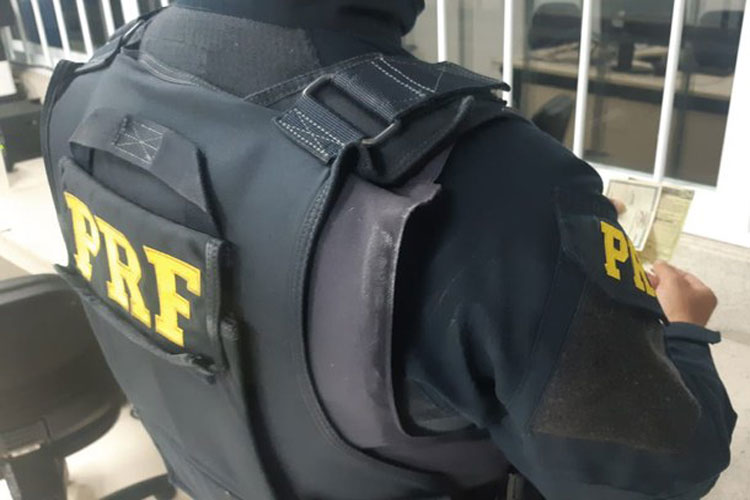 Dois passageiros são presos por viajar com documento falso em Vitória da Conquista