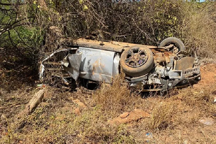 Homem sai da festa de São João de Dom Basílio, deixa amigos em casa e capota veículo