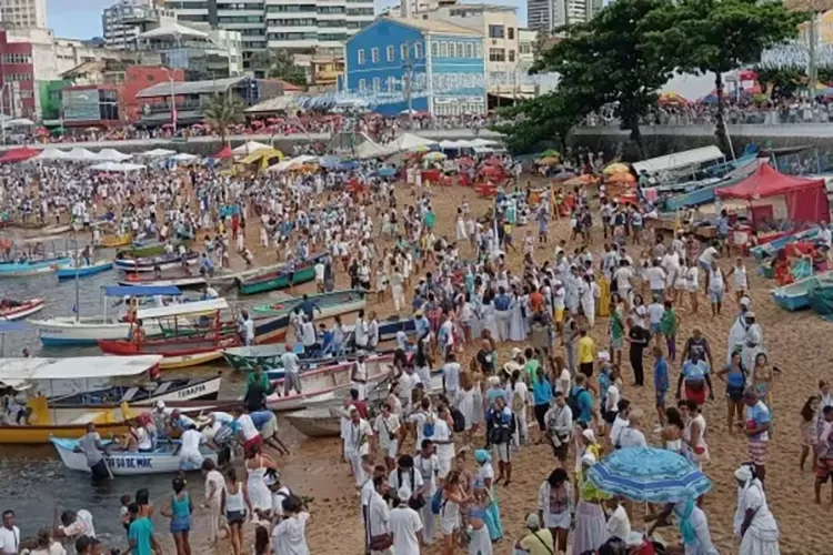 Baianos e turistas participam dos 100 anos da Festa de Iemanjá