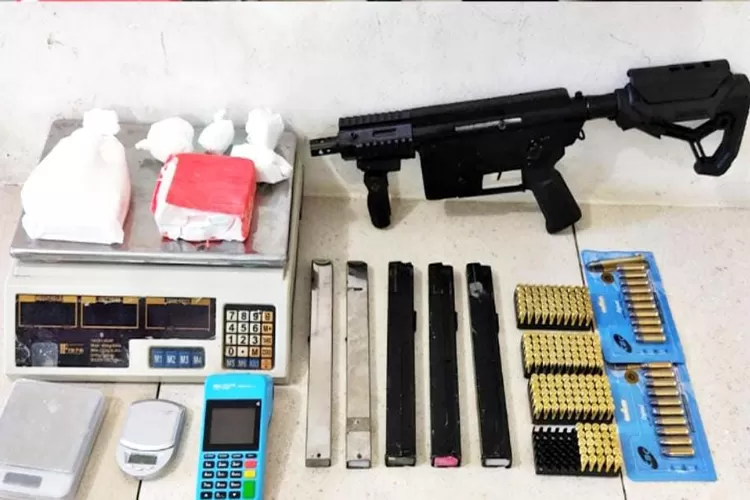 Submetralhadora é apreendida com traficante em Vitória da Conquista