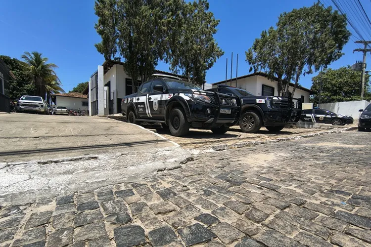 Brumado: Homem com histórico de ataques a viaturas invade delegacia armado com faca