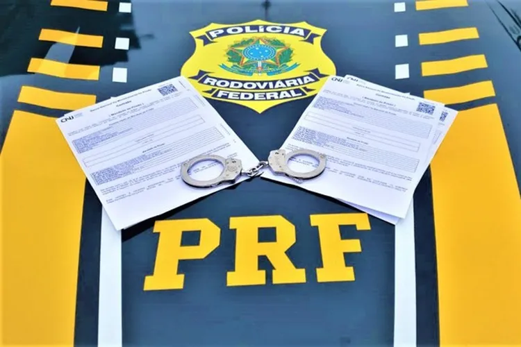 PRF cumpre mandado de prisão em ônibus na BR-116 em Milagres