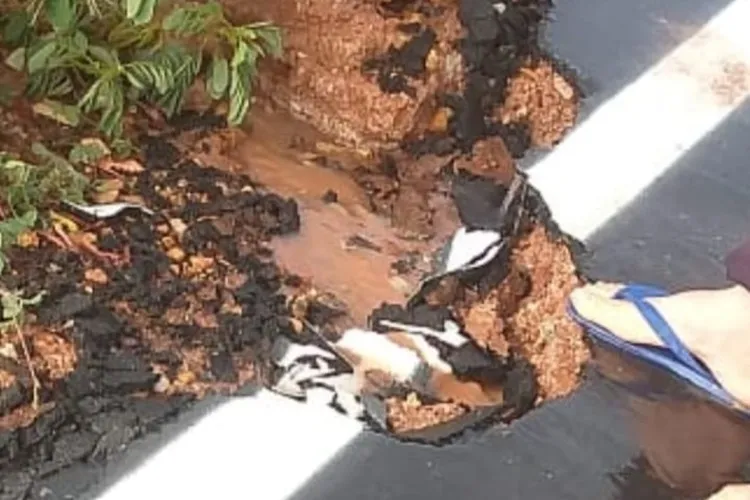 Asfalto de R$ 30 milhões começa a ceder antes da inauguração e gera protestos em Brumado