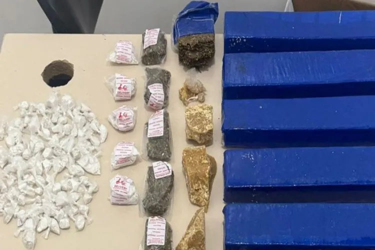 VÍDEO: Caixa misteriosa revela arsenal do tráfico de drogas em Vitória da Conquista