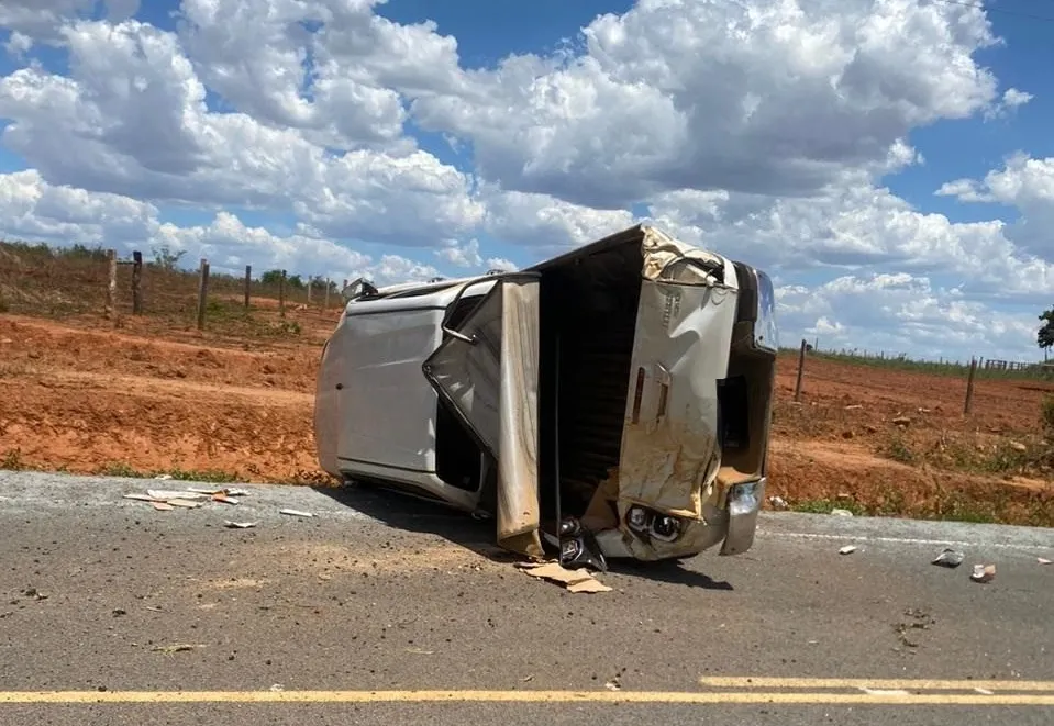 Iuiu: Menor pega caminhonete escondido e capota com mais quatro adolescentes na BA-160