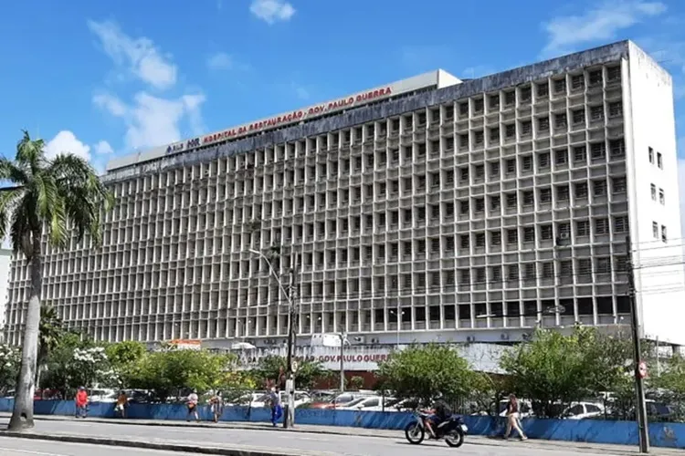 Criança de 5 anos é atingida por bala perdida nos braços do pai no Recife