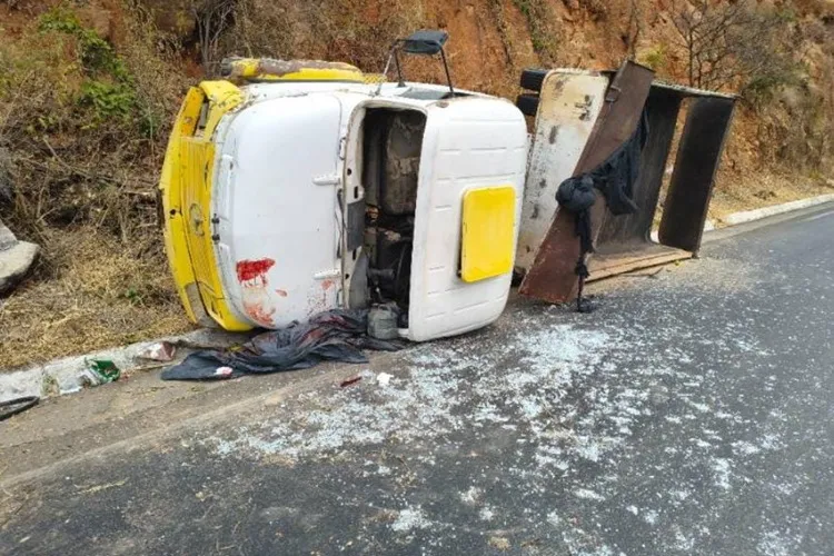 Guanambi: Motorista fica ferido após caminhão colidir contra paredão de pedras na BR-030