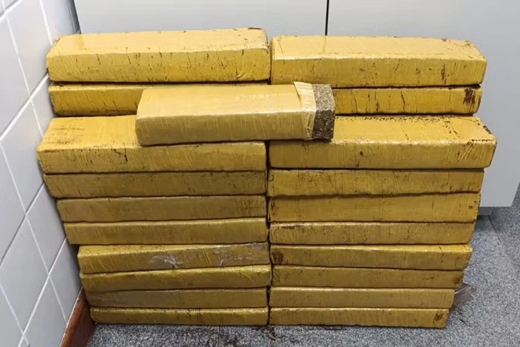 PM apreende tabletes de maconha após motoboy recusar entrega em Feira de Santana