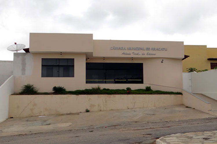 Aracatu: Presidente da Câmara é multado em R$ 1,8 mil pelo TCM