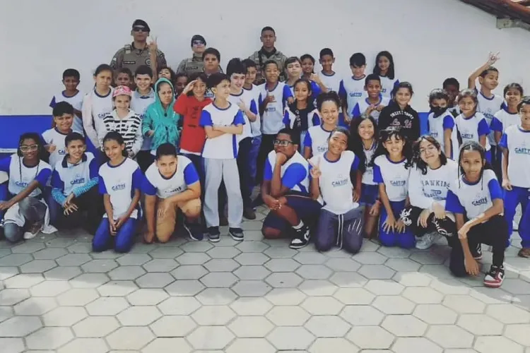Polícia Militar comemora aniversário de criança de 7 anos em escola municipal de Caetité