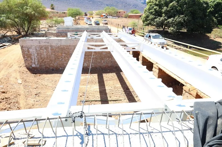 Prefeita vistoria obras da nova ponte do Tabuleiro em Livramento de Nossa Senhora