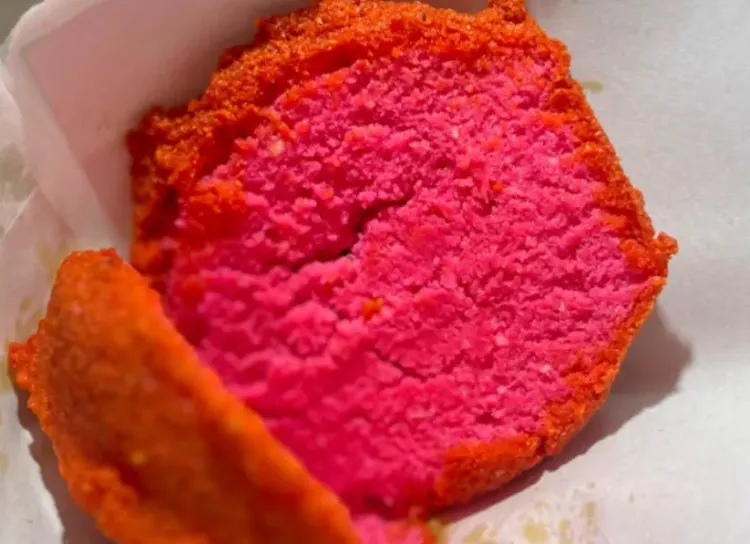 Vendedora baiana faz acarajé cor de rosa em clima da boneca Barbie