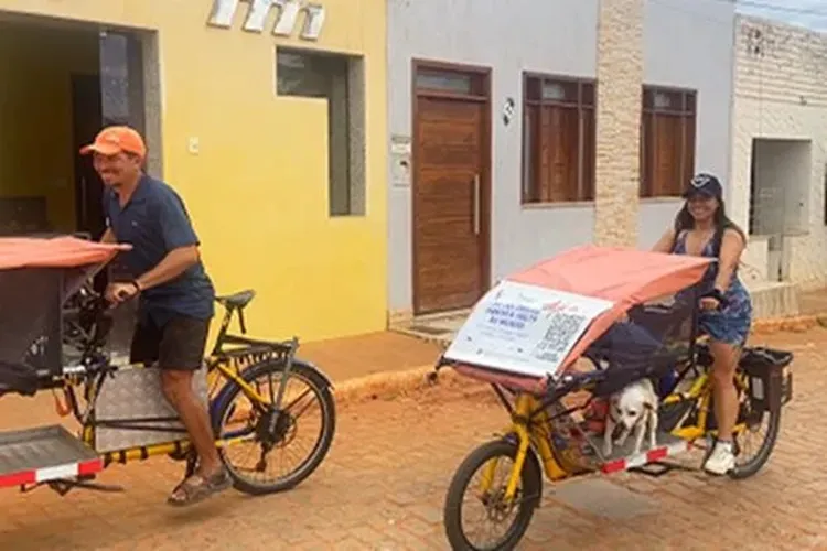 De bicicleta, colombianos chegam em Livramento de Nossa Senhora com projeto educativo