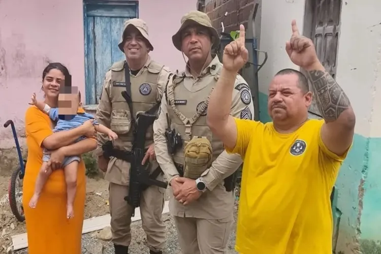 Bebê resgatado após sequestro recebe alta e reencontra família em Firmino Alves