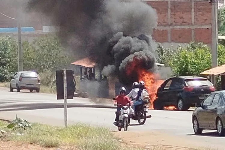Veículo é totalmente consumido pelo fogo em Livramento de Nossa Senhora