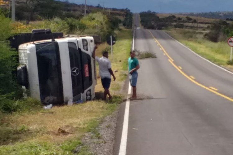 Caminhão tomba na BA-152 em Livramento de Nossa Senhora