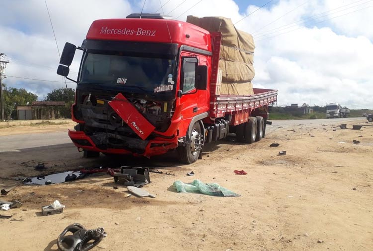 Batida entre carro e caminhão deixa quatro pessoas mortas em Conceição do Jacuípe