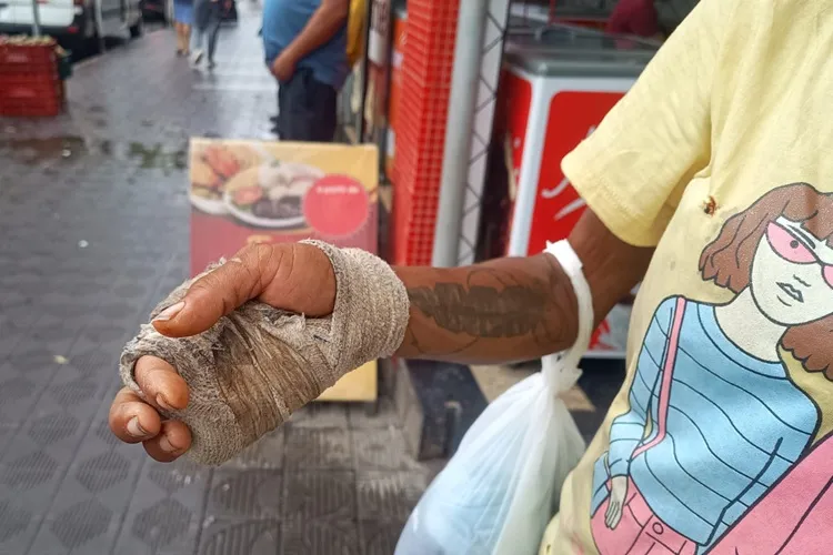 Mulher atacada a facadas na rua em Brumado pede ajuda para manter os filhos