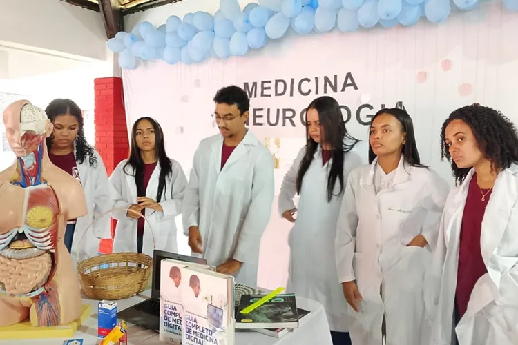 Feira inspira estudantes na escolha profissional em Itapetinga