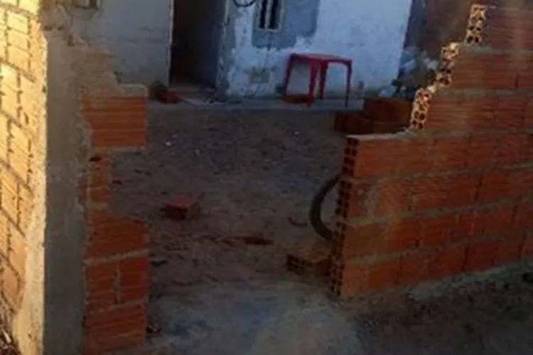 Jovem embriagado destrói muro de casa, xinga vizinhos e é contido pela PM em Guanambi