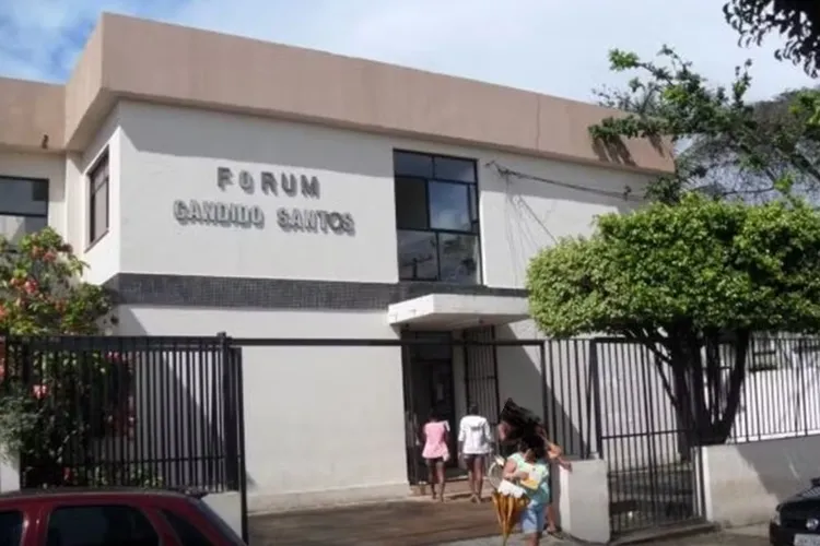 Homem é preso após invadir fórum e ameaçar juíza com cabo de vassoura